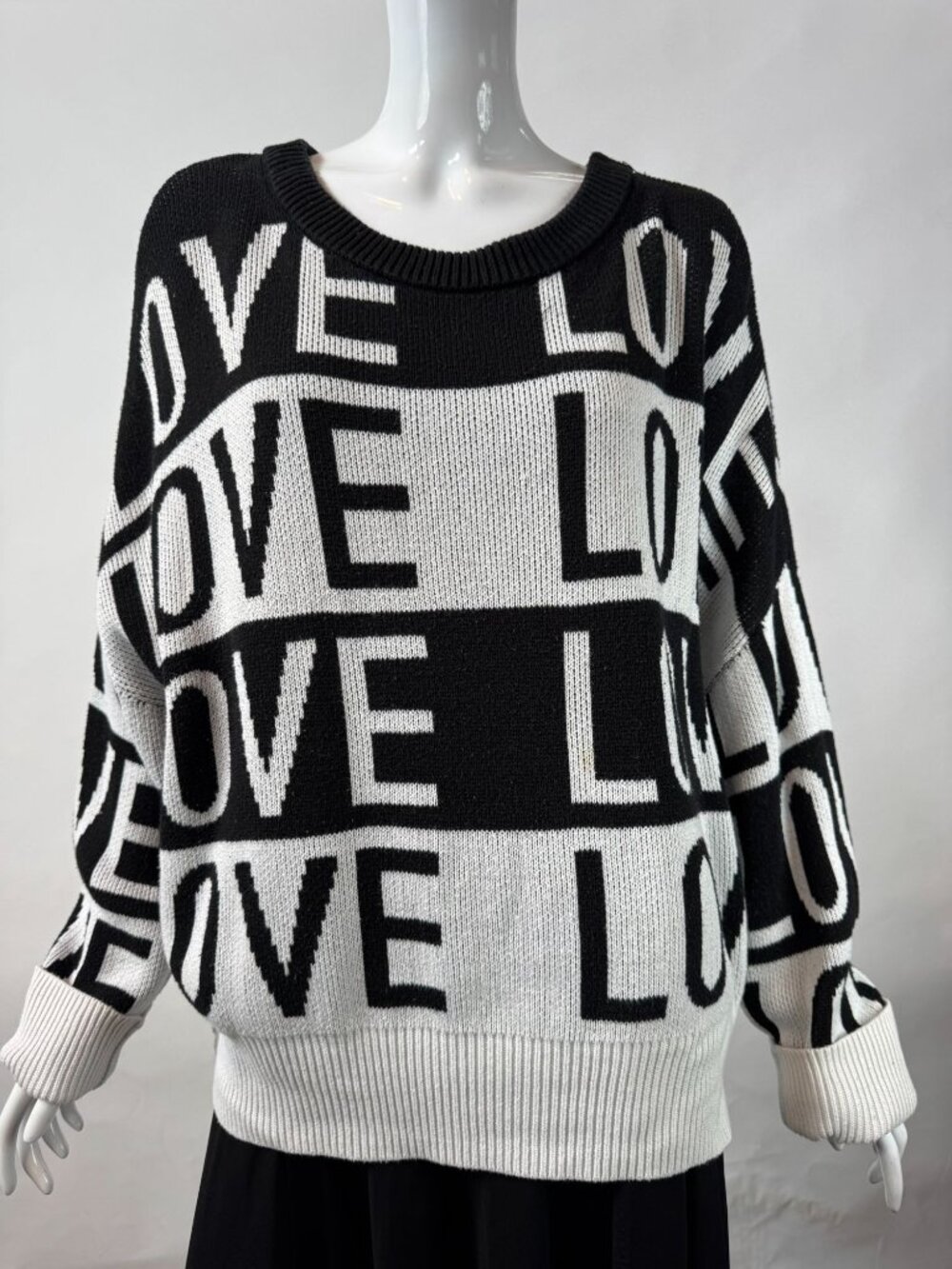 Soho Street Black & White Love Print Sweater Women’s Large Crewneck Knit Pullove